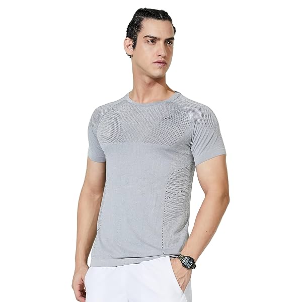 Image of Amazon Brand - Symactive Men's Solid Regular Fit Seamless Sports T-Shirt